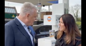 Woman confronts Lee Anderson MP over England Flags