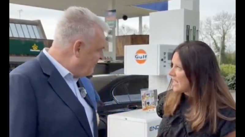 Woman confronts Lee Anderson MP over England Flags